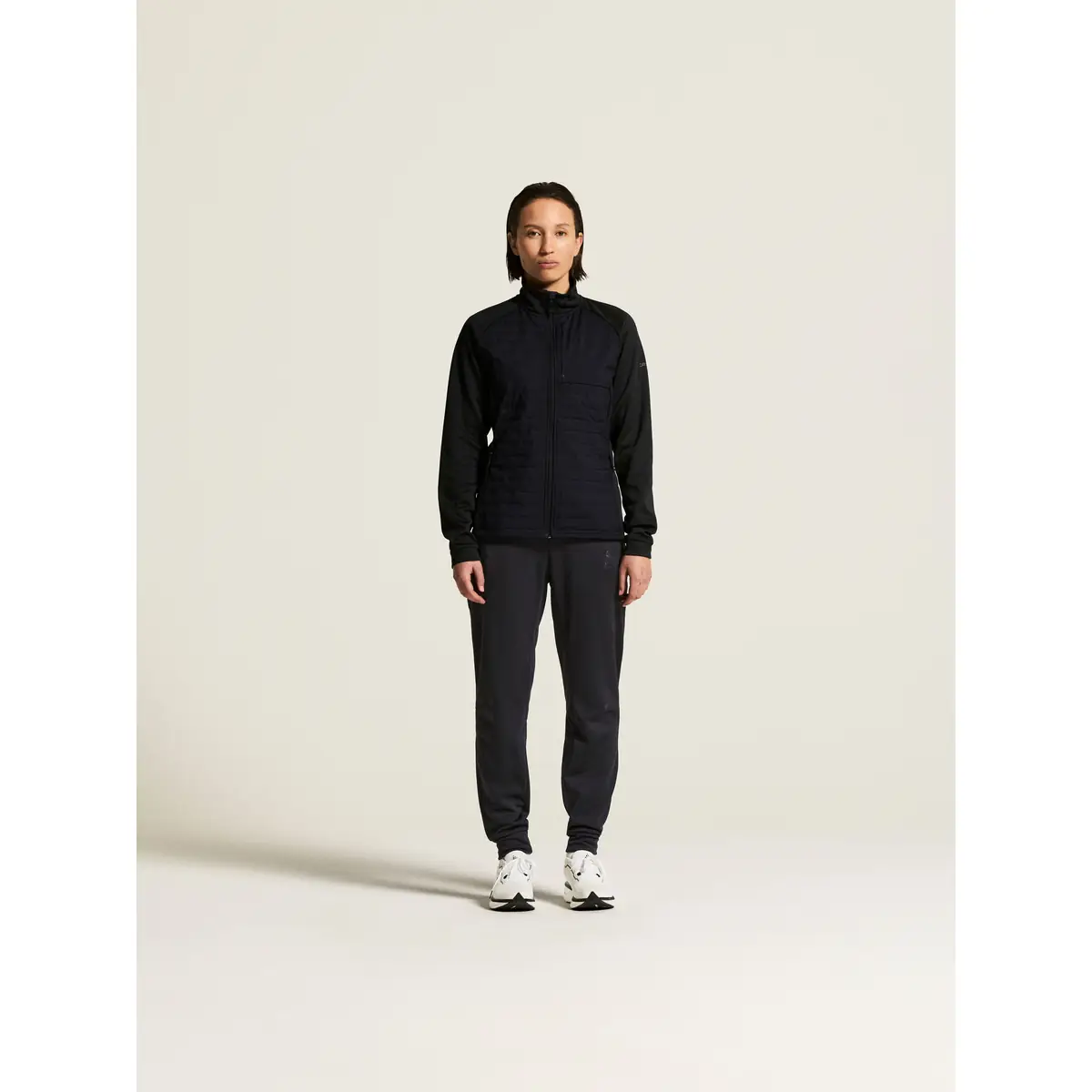 Chaqueta mujer CRAFT ADV UNIFY HYBRID JACKET 1912225 40 Chaqueta mujer CRAFT ADV UNIFY HYBRID JACKET 1912225, Negro, con modelo, vista frontal del conjunto