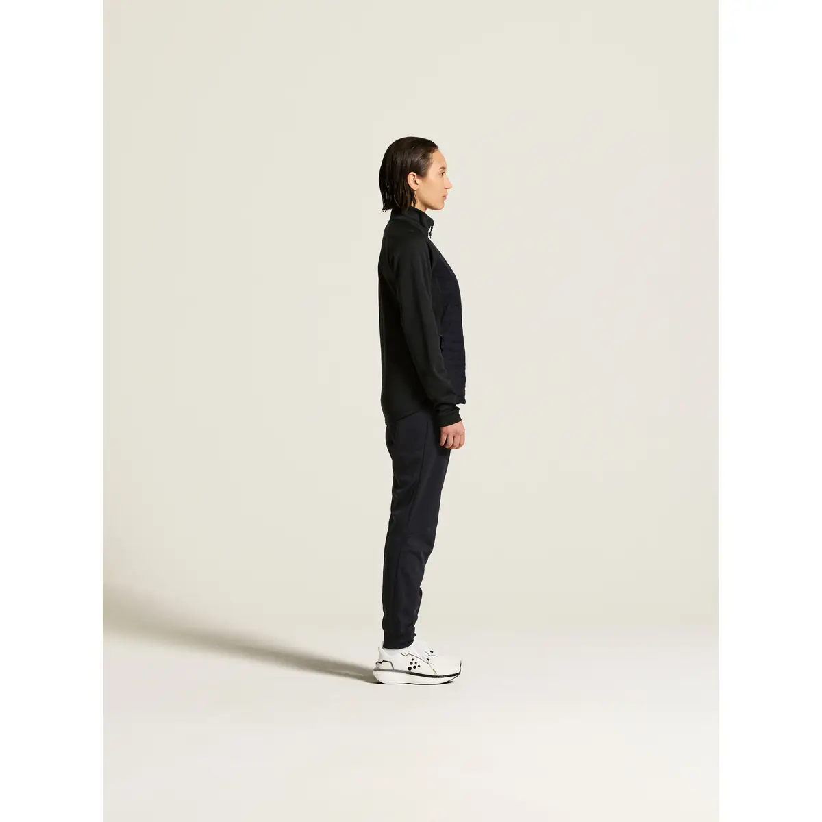 Chaqueta mujer CRAFT ADV UNIFY HYBRID JACKET 1912225 38 Chaqueta mujer CRAFT ADV UNIFY HYBRID JACKET 1912225, Negro, con modelo, vista lateral del conjunto