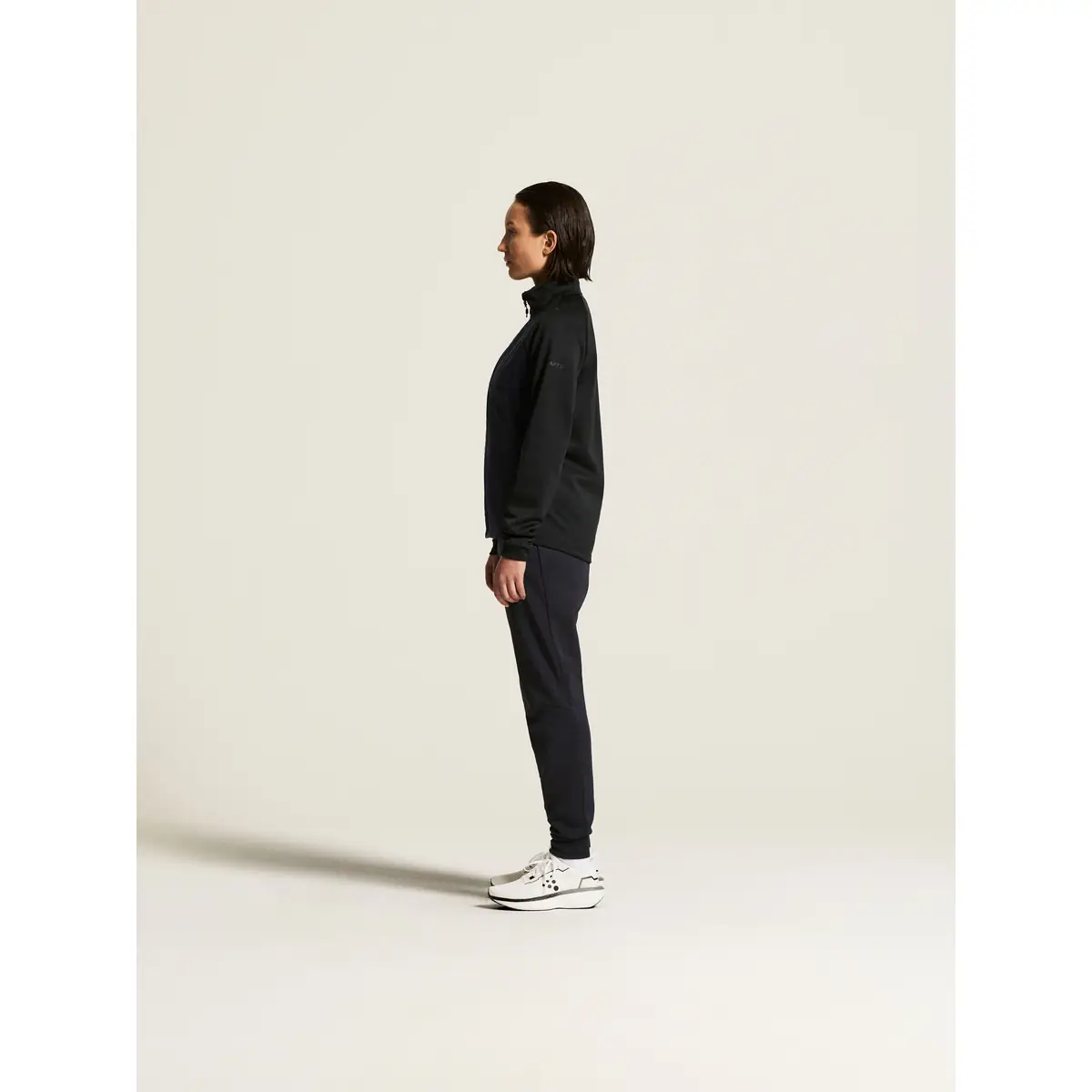 Chaqueta mujer CRAFT ADV UNIFY HYBRID JACKET 1912225 34 Chaqueta mujer CRAFT ADV UNIFY HYBRID JACKET 1912225, Negro, con modelo, vista lateral del conjunto