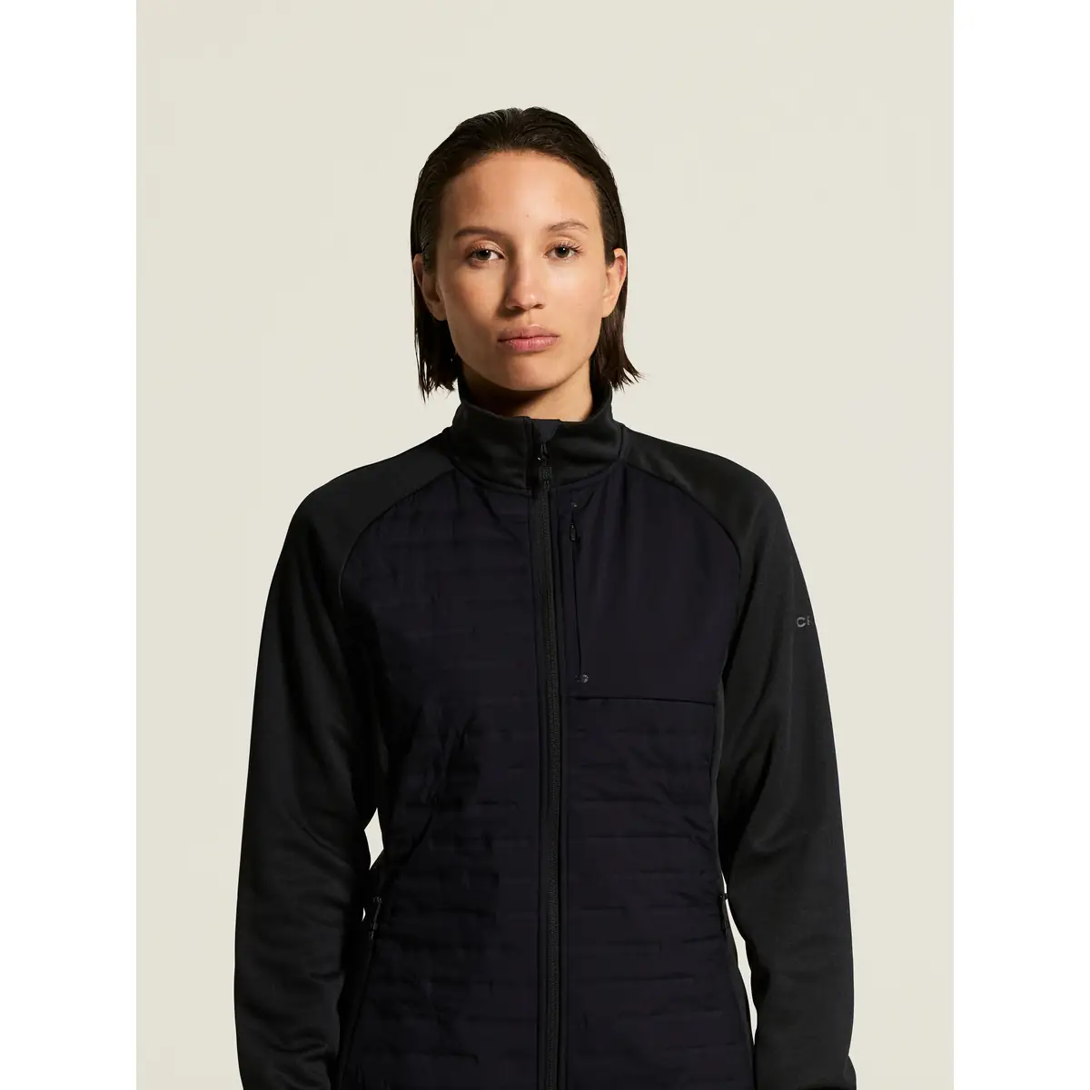Chaqueta mujer CRAFT ADV UNIFY HYBRID JACKET 1912225 35 Chaqueta mujer CRAFT ADV UNIFY HYBRID JACKET 1912225, Negro, con modelo, vista frontal