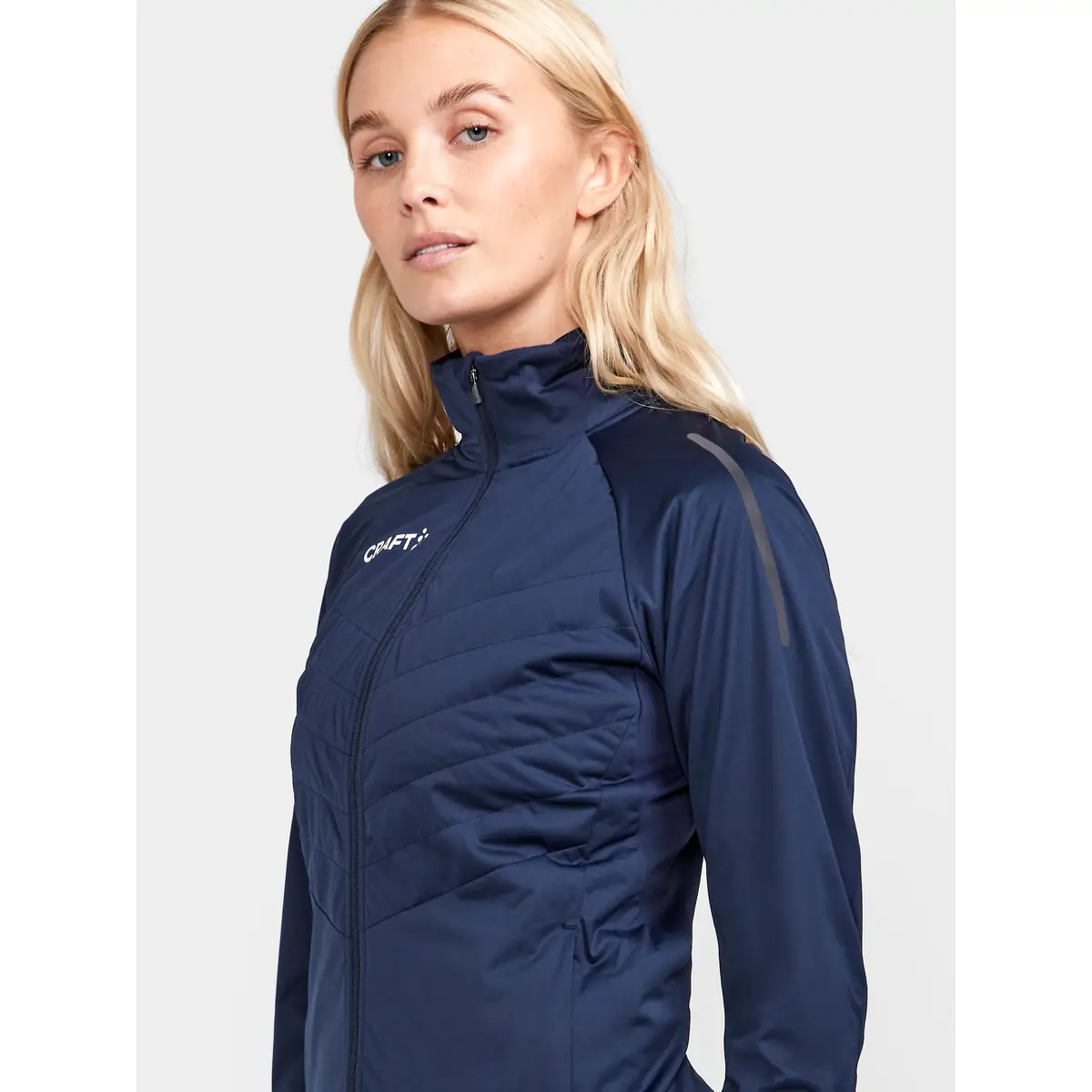 Chaqueta mujer CRAFT ADV NORDIC SKI CLUB JACKET 1912525 18 Chaqueta mujer CRAFT ADV NORDIC SKI CLUB JACKET 1912525, Blaze, con modelo, detalle del cuello y el pecho
