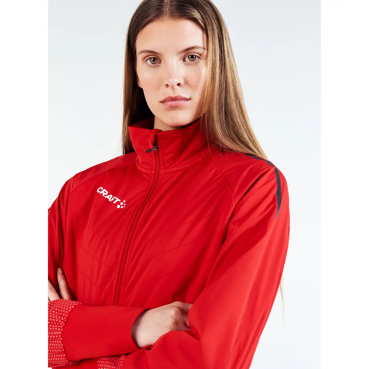 Chaqueta mujer CRAFT ADV NORDIC SKI CLUB JACKET 1912525 23 Chaqueta mujer CRAFT ADV NORDIC SKI CLUB JACKET 1912525, Bright red, con modelo, detalle del cuello y el pecho