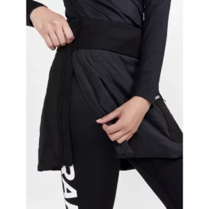 Falda mujer CRAFT CORE NORDIC SKI CLUB SKIRT 1912697, Negro, con modelo, detalle de la apertura lateral