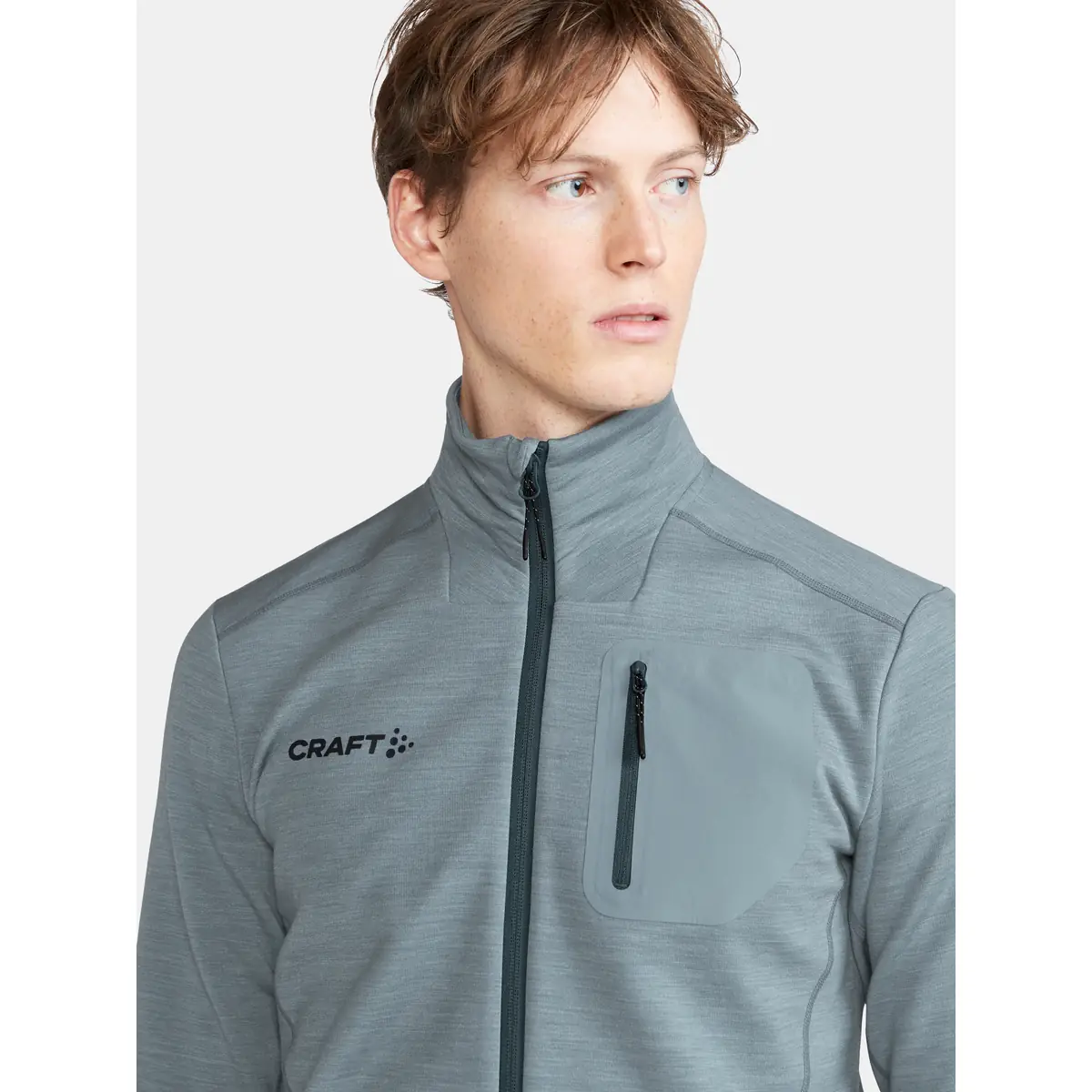 Chaqueta hombre CRAFT PRO EXPLORE WOOL MIDLAYER 1913800 13 Chaqueta hombre CRAFT PRO EXPLORE WOOL MIDLAYER 1913800, Flow melange, con modelo, detalle de cuello y pecho