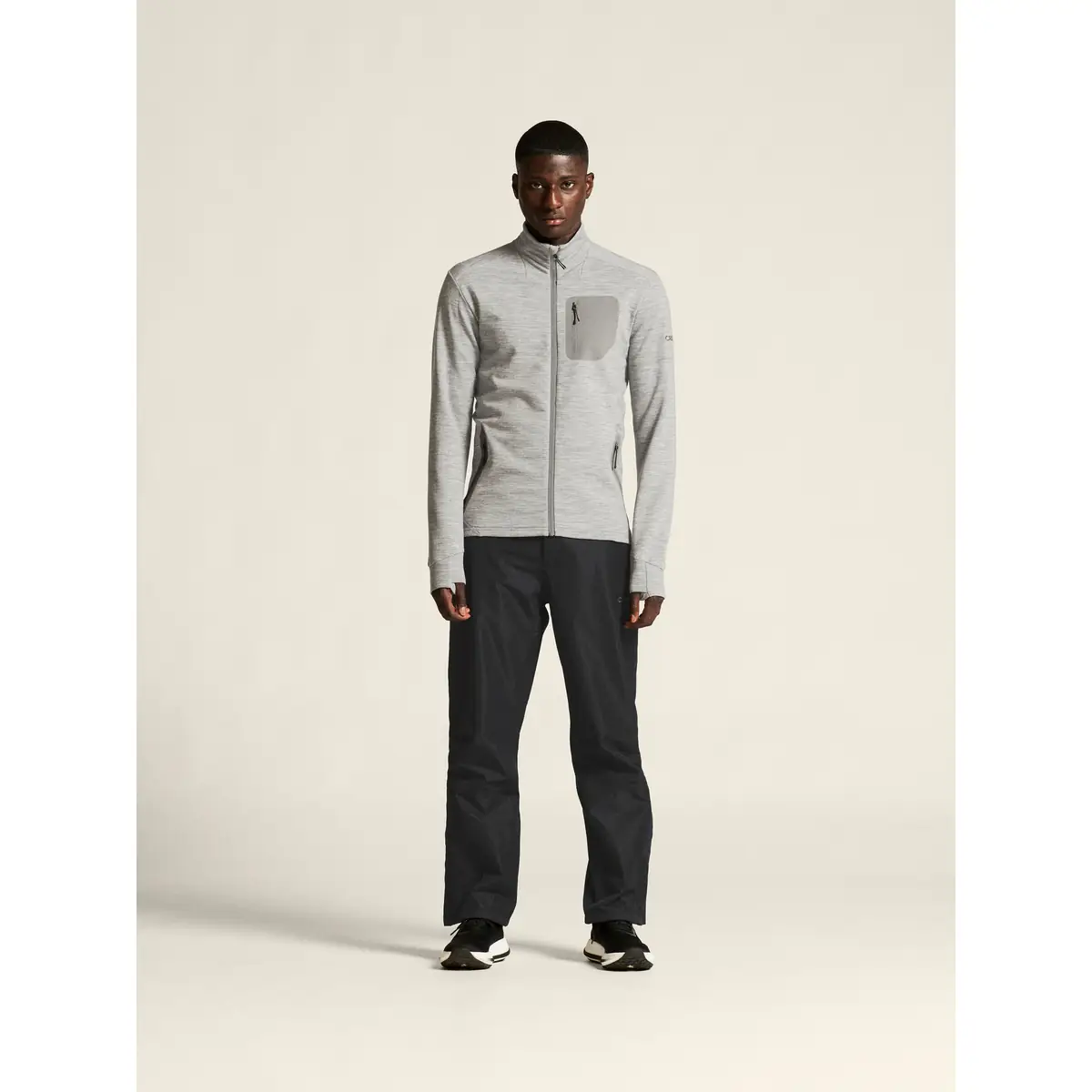 Chaqueta hombre CRAFT PRO EXPLORE WOOL MIDLAYER 1913800 18 Chaqueta hombre CRAFT PRO EXPLORE WOOL MIDLAYER 1913800, Gris marengo, con modelo, vista frontal de cuerpo entero
