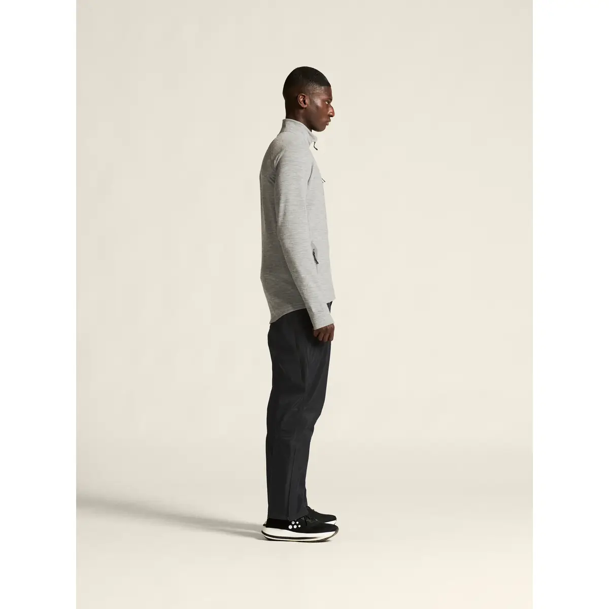 Chaqueta hombre CRAFT PRO EXPLORE WOOL MIDLAYER 1913800 19 Chaqueta hombre CRAFT PRO EXPLORE WOOL MIDLAYER 1913800, Gris marengo, con modelo, vista lateral de cuerpo entero
