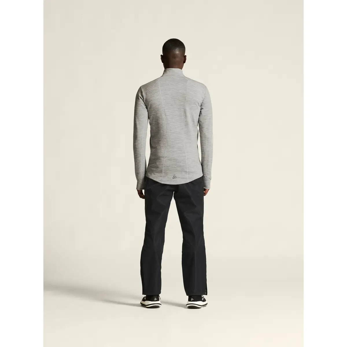 Chaqueta hombre CRAFT PRO EXPLORE WOOL MIDLAYER 1913800 15 Chaqueta hombre CRAFT PRO EXPLORE WOOL MIDLAYER 1913800, Gris marengo, con modelo, vista posterior de cuerpo entero