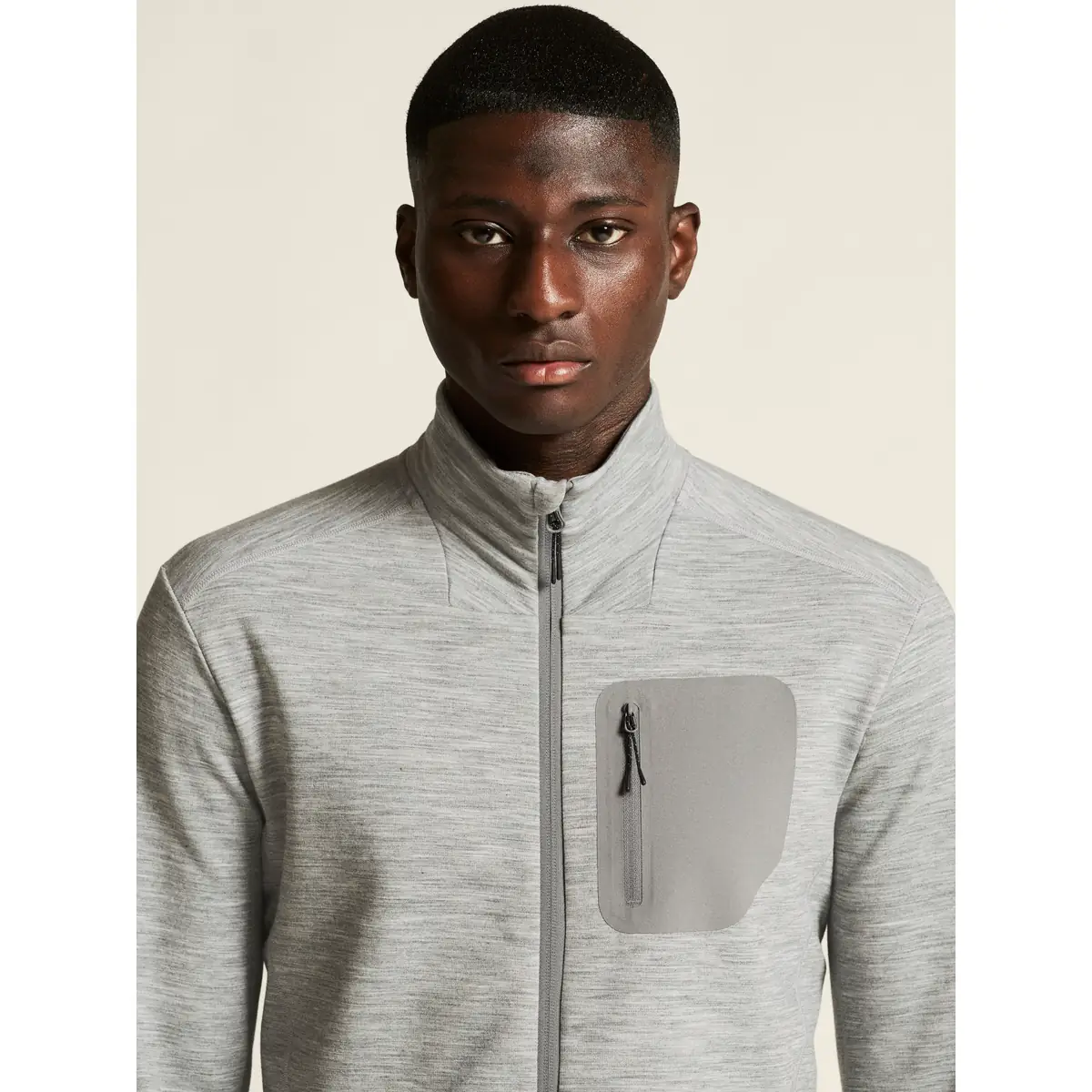 Chaqueta hombre CRAFT PRO EXPLORE WOOL MIDLAYER 1913800 14 Chaqueta hombre CRAFT PRO EXPLORE WOOL MIDLAYER 1913800, Gris marengo, con modelo, detalle frontal de cuello y pecho