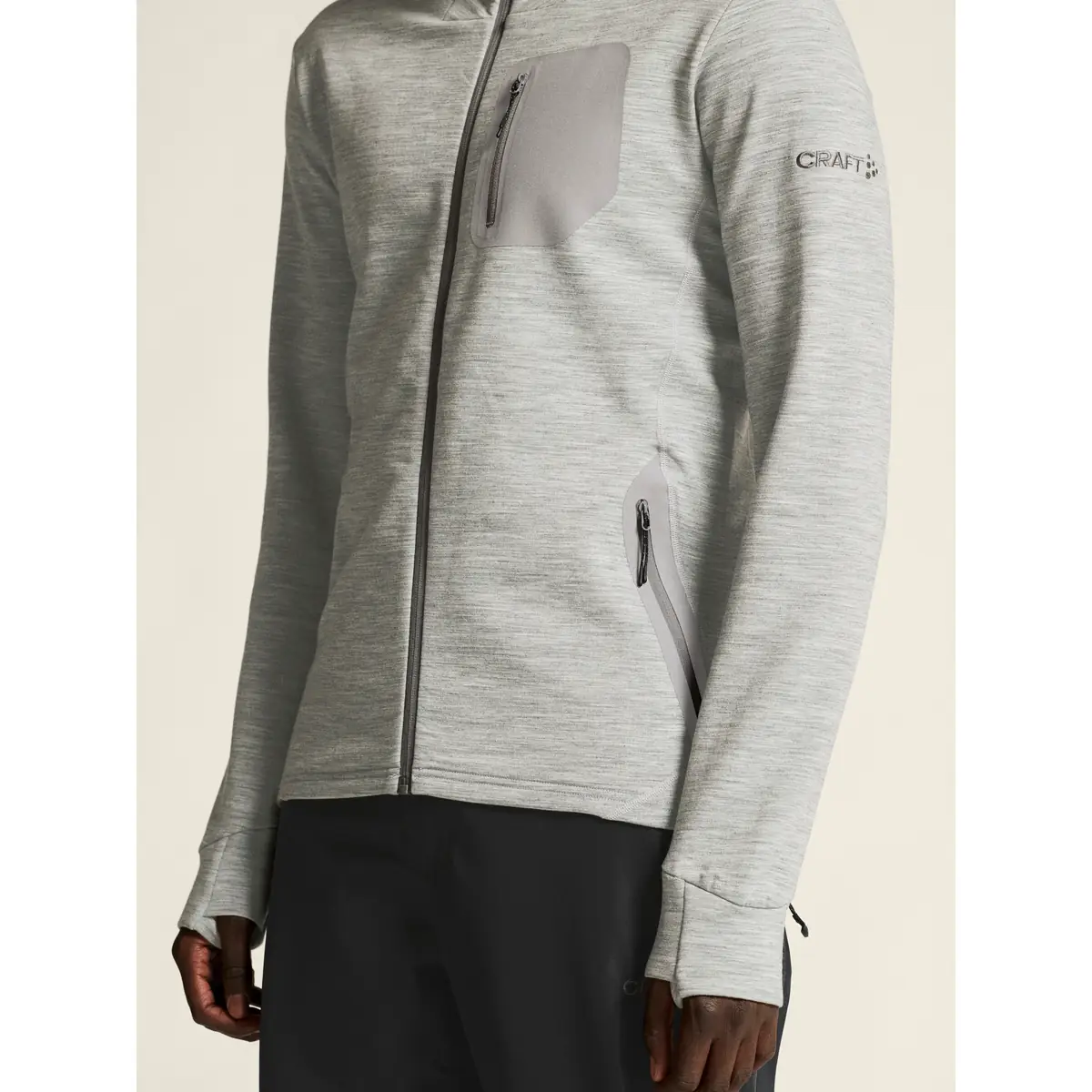 Chaqueta hombre CRAFT PRO EXPLORE WOOL MIDLAYER 1913800 17 Chaqueta hombre CRAFT PRO EXPLORE WOOL MIDLAYER 1913800, Gris marengo, con modelo, detalle frontal