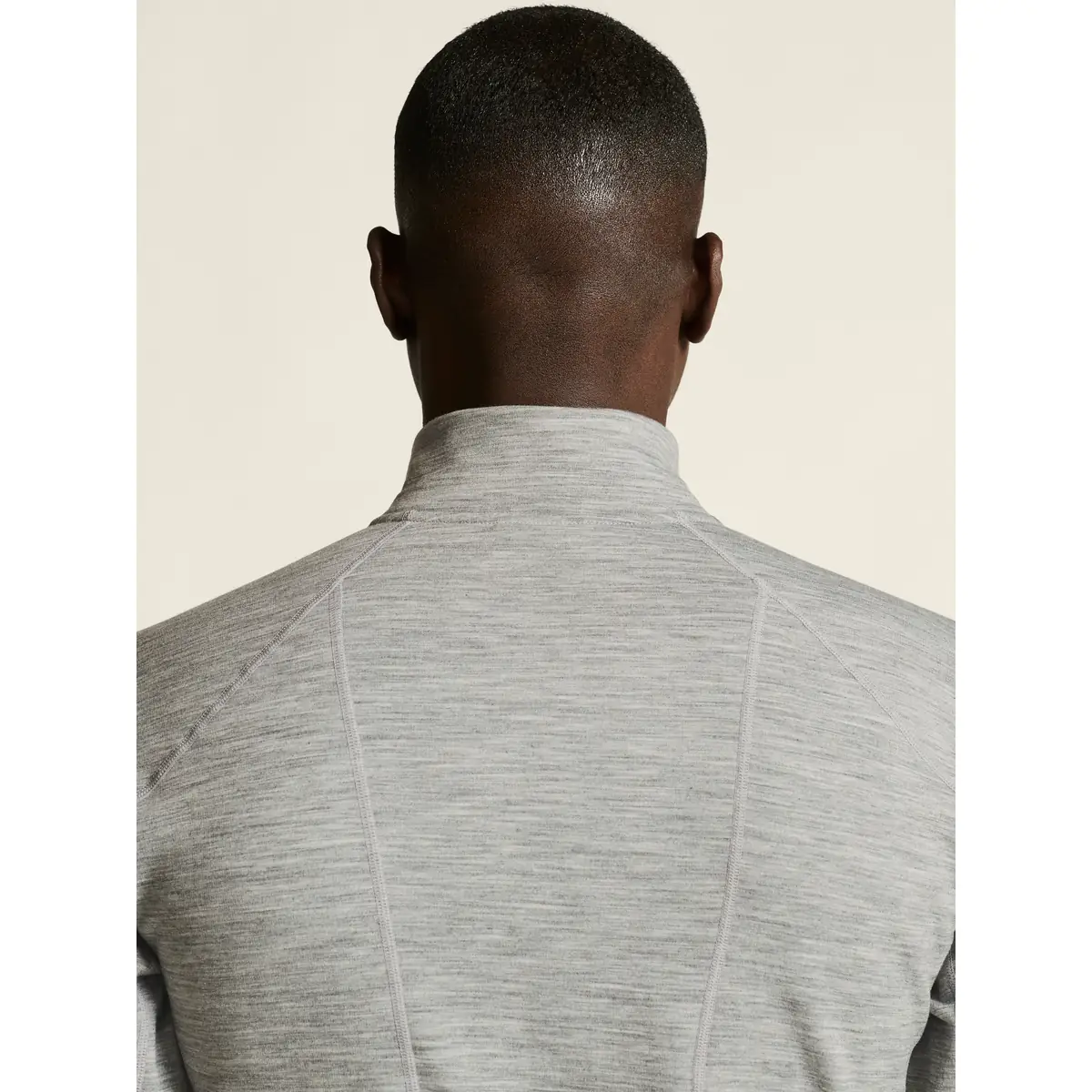 Chaqueta hombre CRAFT PRO EXPLORE WOOL MIDLAYER 1913800 16 Chaqueta hombre CRAFT PRO EXPLORE WOOL MIDLAYER 1913800, Gris marengo, con modelo, detalle posterior de cuello