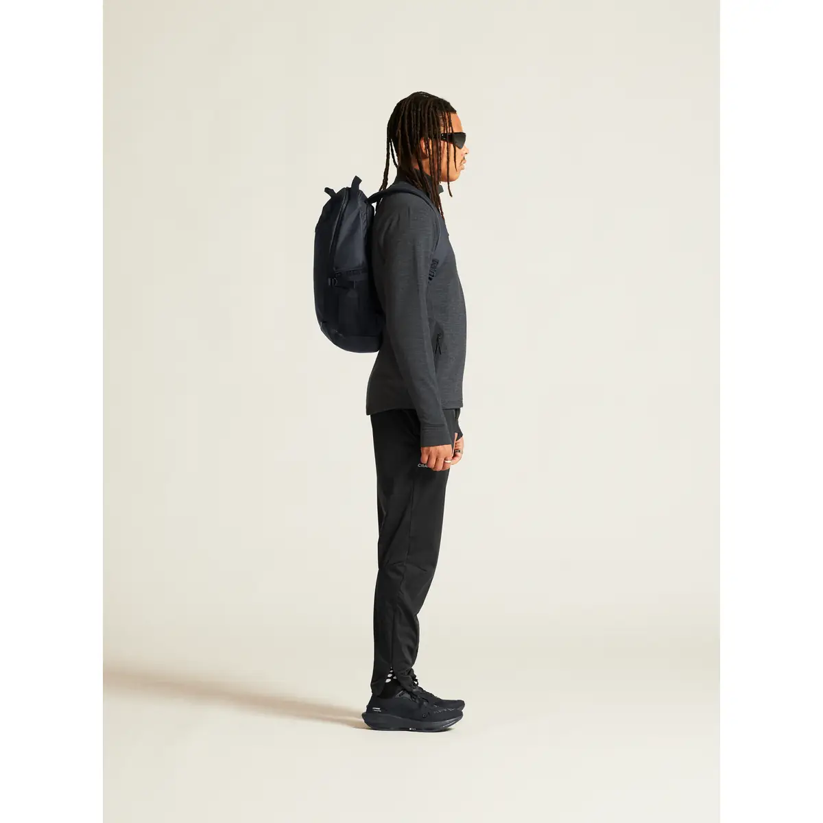 Chaqueta hombre CRAFT PRO EXPLORE WOOL MIDLAYER 1913800 22 Chaqueta hombre CRAFT PRO EXPLORE WOOL MIDLAYER 1913800, Negro marengo, con modelo, vista lateral de cuerpo entero