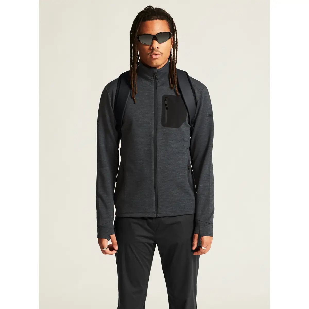 Chaqueta hombre CRAFT PRO EXPLORE WOOL MIDLAYER 1913800 25 Chaqueta hombre CRAFT PRO EXPLORE WOOL MIDLAYER 1913800, Negro marengo, con modelo, vista frontal