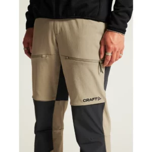 Pantalón hombre CRAFT PRO EXPLORE HIKING PANTS 1913802, con modelo, detalle de los bolsillos