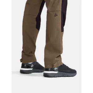 Pantalón hombre CRAFT PRO EXPLORE HIKING PANTS 1913802, con modelo, detalle del bajo