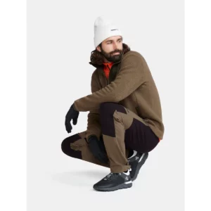 Pantalón hombre CRAFT PRO EXPLORE HIKING PANTS 1913802, con modelo, vista lateral en posición agachada