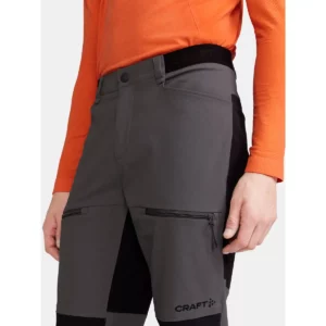 Pantalón hombre CRAFT PRO EXPLORE HIKING PANTS 1913802, con modelo, detalle del bolsillo