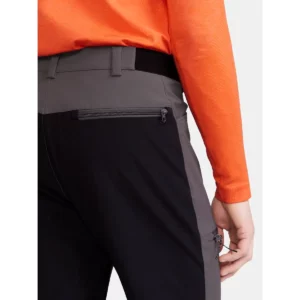 Pantalón hombre CRAFT PRO EXPLORE HIKING PANTS 1913802, con modelo, detalle posterior de la cintura
