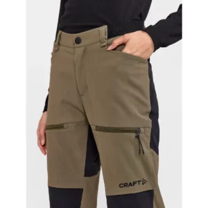 Pantalón mujer CRAFT PRO EXPLORE HIKING PANTS 1913803, con modelo, detalle de los bolsillos