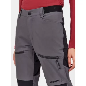 Pantalón mujer CRAFT PRO EXPLORE HIKING PANTS 1913803, con modelo, detalle de los bolsillos