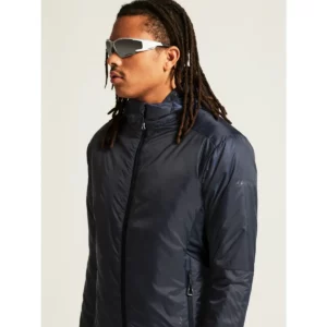 Chaqueta hombre CRAFT ADV EXPLORE LIGHTWEIGHT JACKET 1913804, con modelo, detalle de cuello y capucha