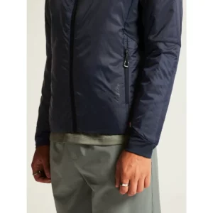 Chaqueta hombre CRAFT ADV EXPLORE LIGHTWEIGHT JACKET 1913804, con modelo, detalle de bolsillo y puño