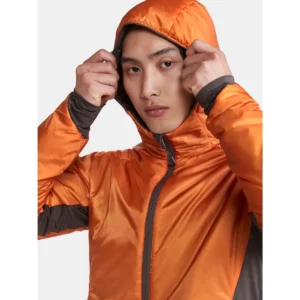 Chaqueta hombre CRAFT ADV EXPLORE LIGHTWEIGHT JACKET 1913804, con modelo, detalle frontal de la capucha