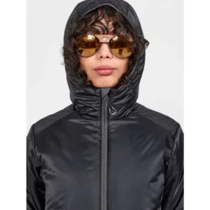 Chaqueta mujer CRAFT ADV EXPLORE LIGHTWEIGHT JACKET 1913805, detalle de la capucha con modelo