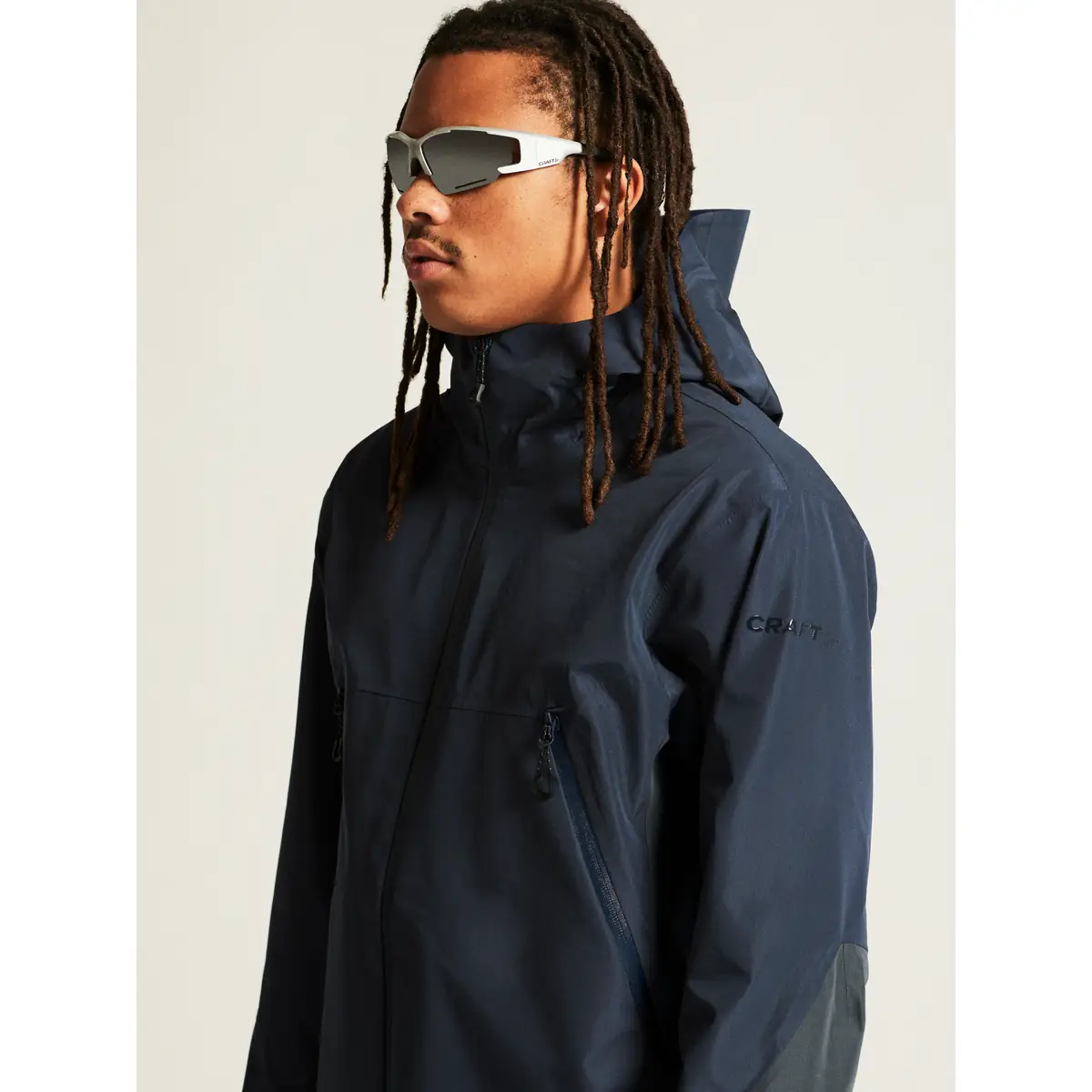 Chaqueta hombre CRAFT ADV EXPLORE SHELL JACKET 1913806 13 Chaqueta hombre CRAFT ADV EXPLORE SHELL JACKET 1913806, Blaze, con modelo, detalle frontal de cuello y pecho