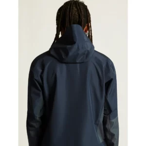 Chaqueta hombre CRAFT ADV EXPLORE SHELL JACKET 1913806, Blaze, con modelo, detalle posterior de capucha y hombros