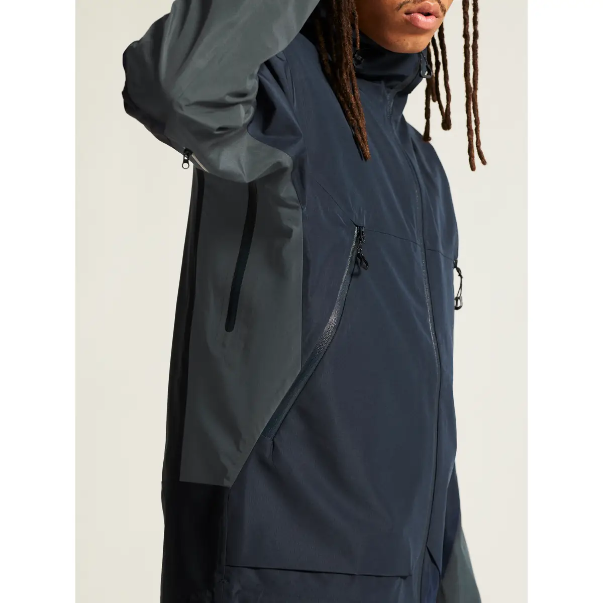 Chaqueta hombre CRAFT ADV EXPLORE SHELL JACKET 1913806 14 Chaqueta hombre CRAFT ADV EXPLORE SHELL JACKET 1913806, Blaze, con modelo, detalle de ventilación bajo el brazo