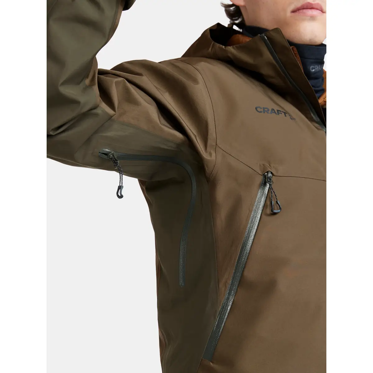 Chaqueta hombre CRAFT ADV EXPLORE SHELL JACKET 1913806 17 Chaqueta hombre CRAFT ADV EXPLORE SHELL JACKET 1913806, Rift, con modelo, detalle de ventilación bajo el brazo