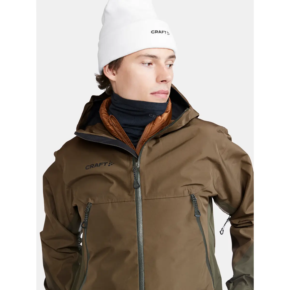 Chaqueta hombre CRAFT ADV EXPLORE SHELL JACKET 1913806 18 Chaqueta hombre CRAFT ADV EXPLORE SHELL JACKET 1913806, Rift, con modelo, detalle frontal de cuello y pecho