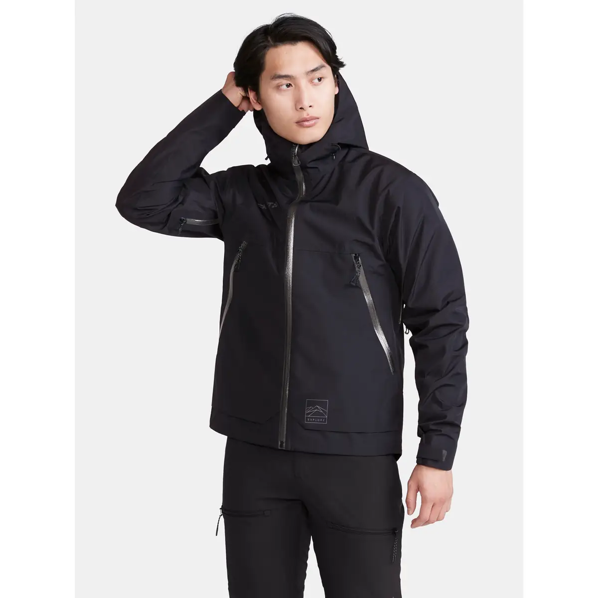 Chaqueta hombre CRAFT ADV EXPLORE SHELL JACKET 1913806 28 Chaqueta hombre CRAFT ADV EXPLORE SHELL JACKET 1913806, Negro, con modelo, vista frontal con capucha