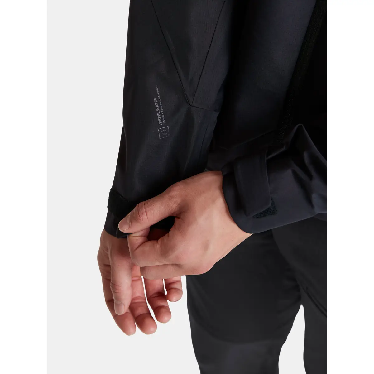 Chaqueta hombre CRAFT ADV EXPLORE SHELL JACKET 1913806 25 Chaqueta hombre CRAFT ADV EXPLORE SHELL JACKET 1913806, Negro, con modelo, detalle del puño