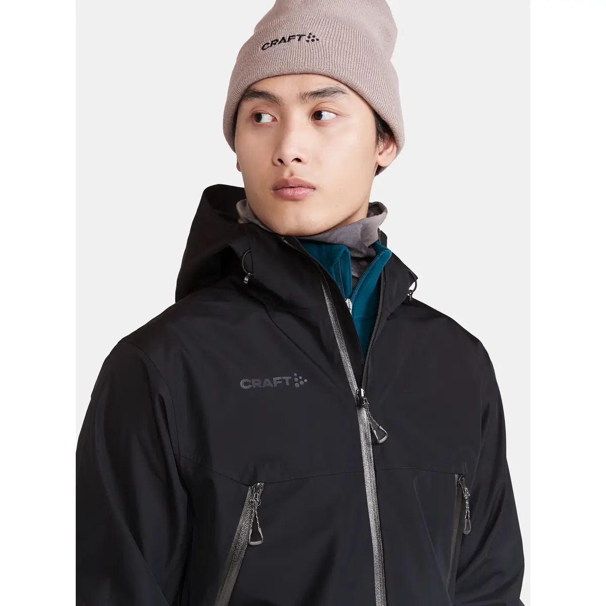 Chaqueta hombre CRAFT ADV EXPLORE SHELL JACKET 1913806 26 Chaqueta hombre CRAFT ADV EXPLORE SHELL JACKET 1913806, Negro, con modelo, detalle frontal de cuello y pecho