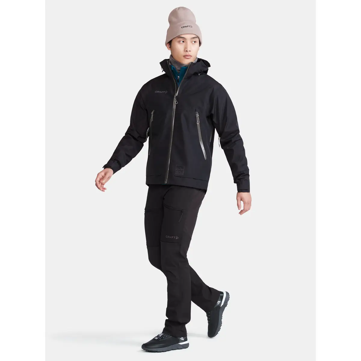 Chaqueta hombre CRAFT ADV EXPLORE SHELL JACKET 1913806 27 Chaqueta hombre CRAFT ADV EXPLORE SHELL JACKET 1913806, Negro, con modelo, vista frontal de cuerpo completo