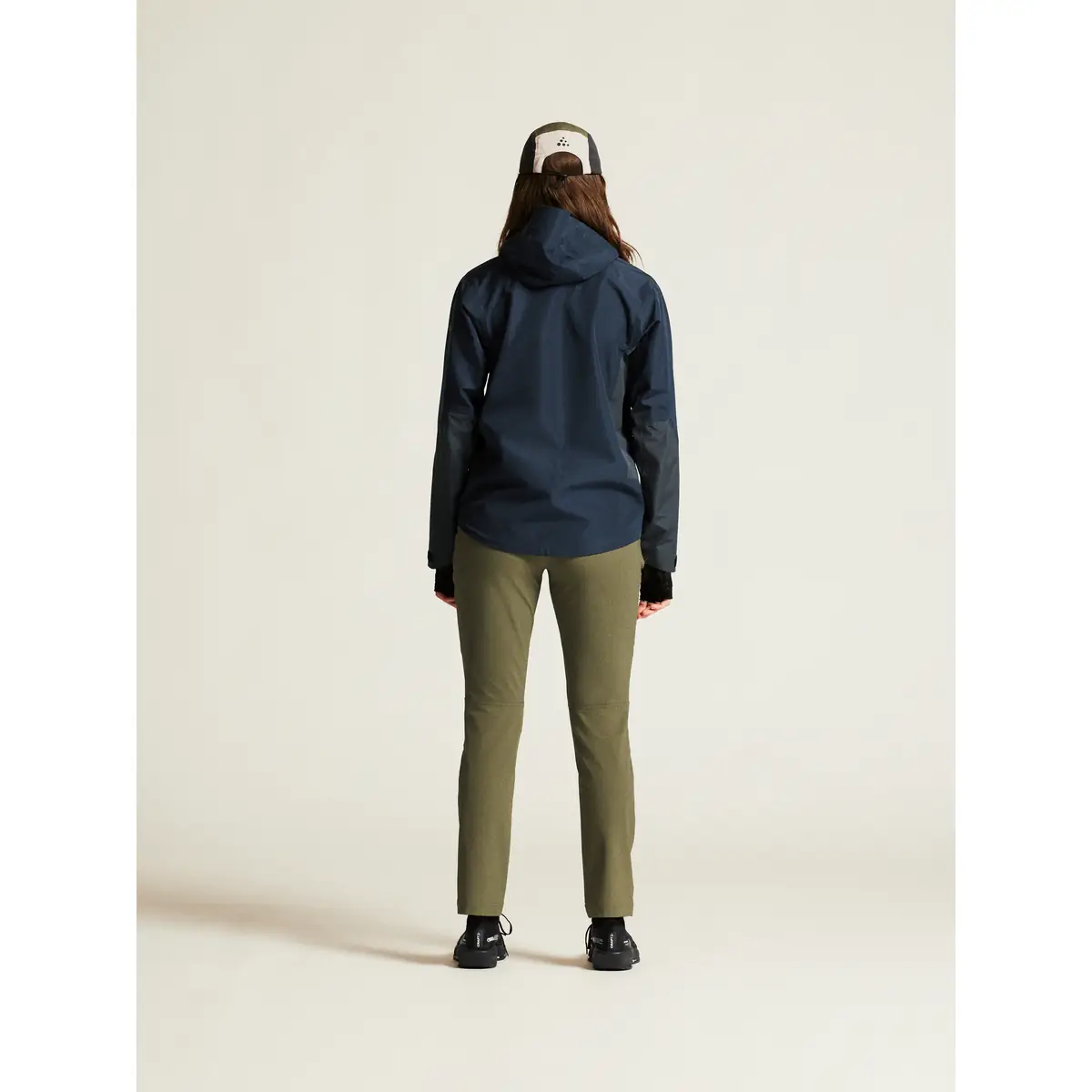 Chaqueta mujer CRAFT ADV EXPLORE SHELL JACKET 1913807 18 Chaqueta mujer CRAFT ADV EXPLORE SHELL JACKET 1913807, Blaze, con modelo, vista posterior de cuerpo completo