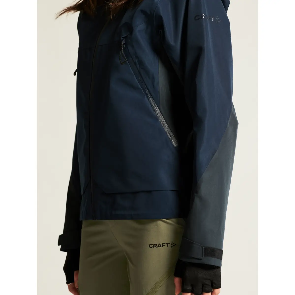 Chaqueta mujer CRAFT ADV EXPLORE SHELL JACKET 1913807 15 Chaqueta mujer CRAFT ADV EXPLORE SHELL JACKET 1913807, Blaze, con modelo, detalle del bolsillo y manga