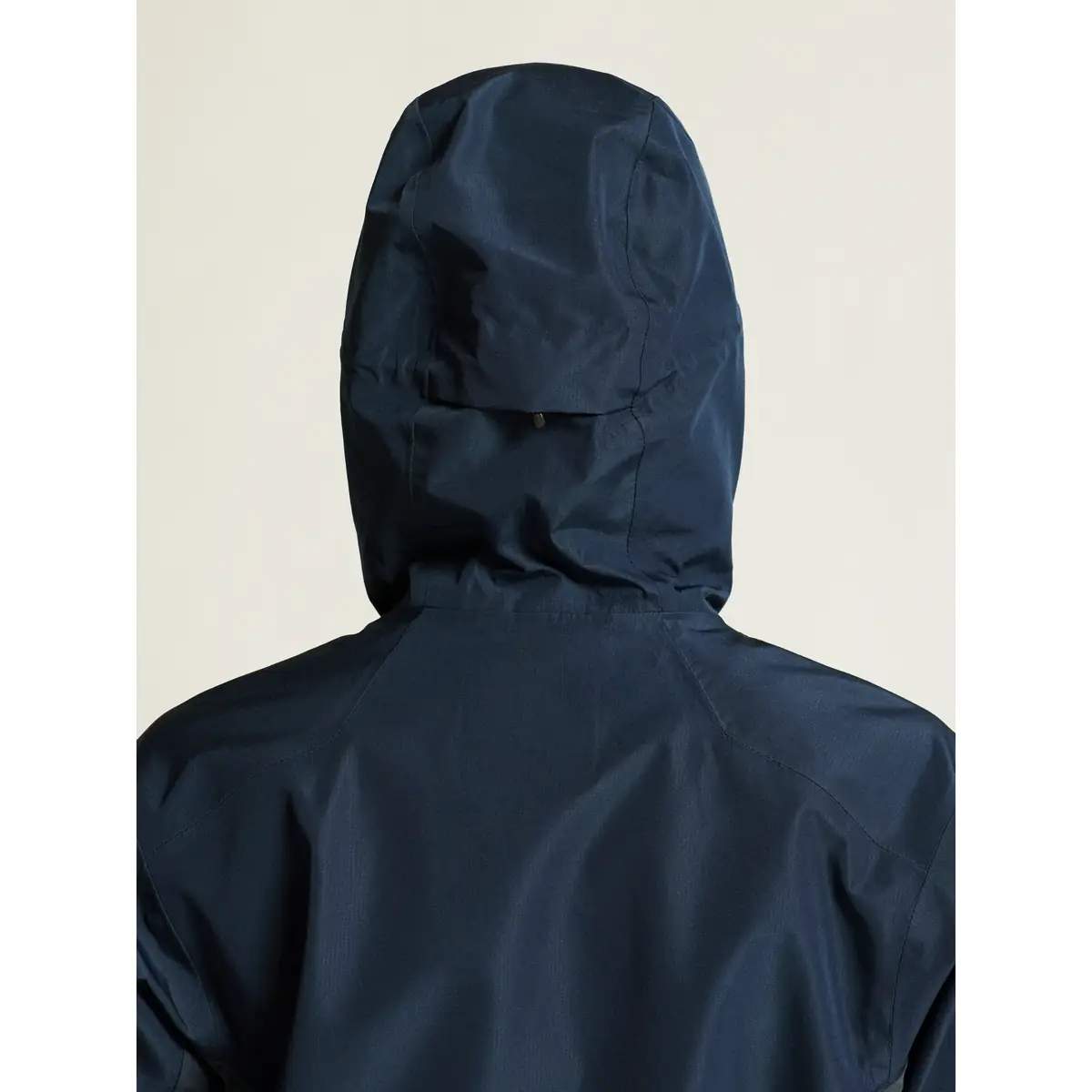Chaqueta mujer CRAFT ADV EXPLORE SHELL JACKET 1913807 19 Chaqueta mujer CRAFT ADV EXPLORE SHELL JACKET 1913807, Blaze, con modelo, detalle posterior de la capucha