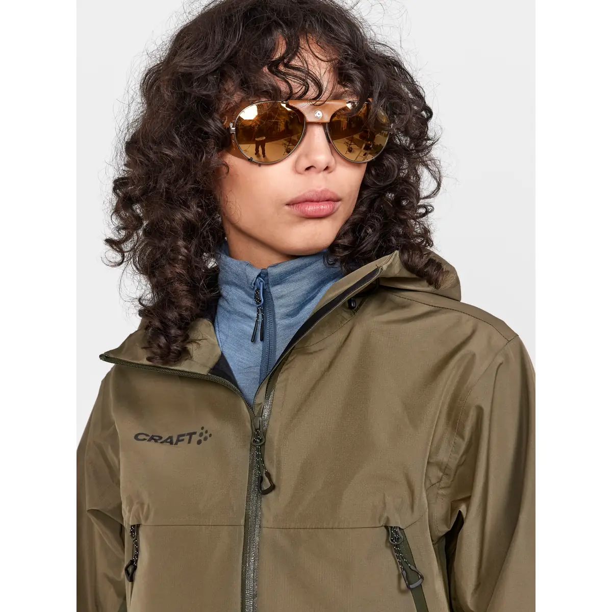 Chaqueta mujer CRAFT ADV EXPLORE SHELL JACKET 1913807 23 Chaqueta mujer CRAFT ADV EXPLORE SHELL JACKET 1913807, Rift, con modelo, detalle frontal de cuello y pecho