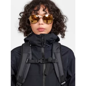 Chaqueta mujer CRAFT ADV EXPLORE SHELL JACKET 1913807, Negro, con modelo, detalle frontal de cuello y pecho