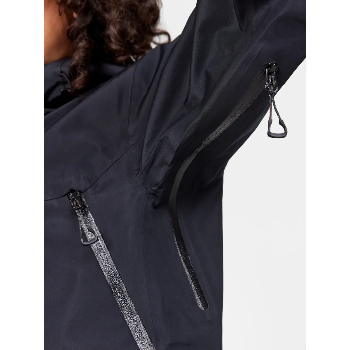 Chaqueta mujer CRAFT ADV EXPLORE SHELL JACKET 1913807 29 Chaqueta mujer CRAFT ADV EXPLORE SHELL JACKET 1913807, Negro, con modelo, detalle de ventilación bajo el brazo