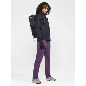 Chaqueta mujer CRAFT ADV EXPLORE SHELL JACKET 1913807, Negro, con modelo, lateral de cuerpo completo