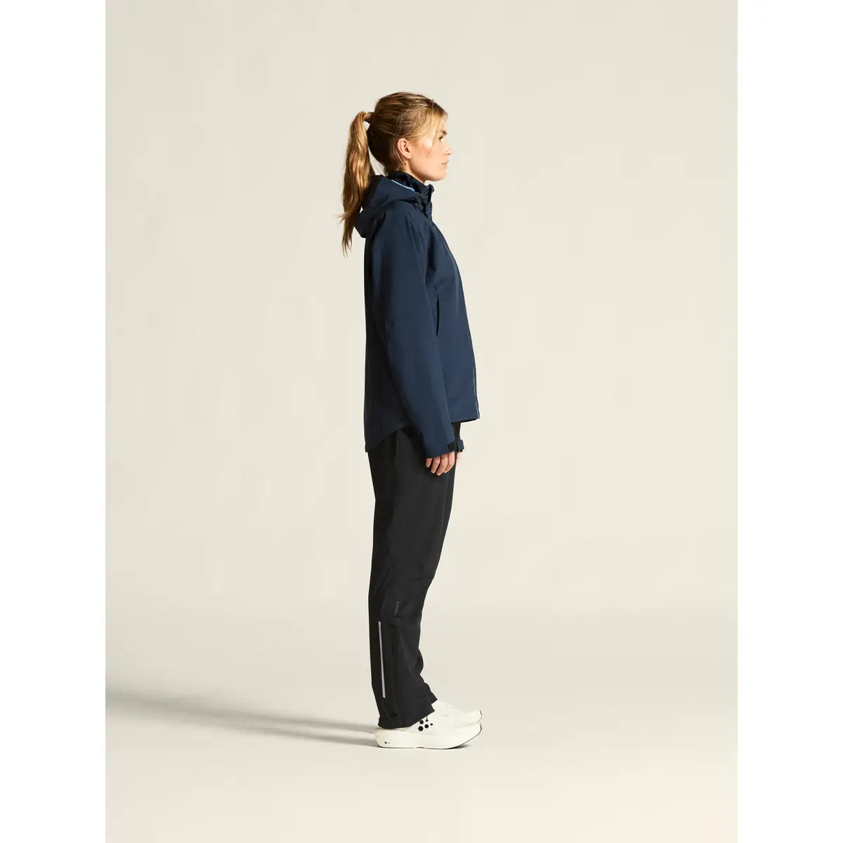 Chaqueta mujer CRAFT CORE EXPLORE SHELL JACKET 1913809 17 Chaqueta mujer CRAFT CORE EXPLORE SHELL JACKET 1913809, Blaze, con modelo, vista lateral