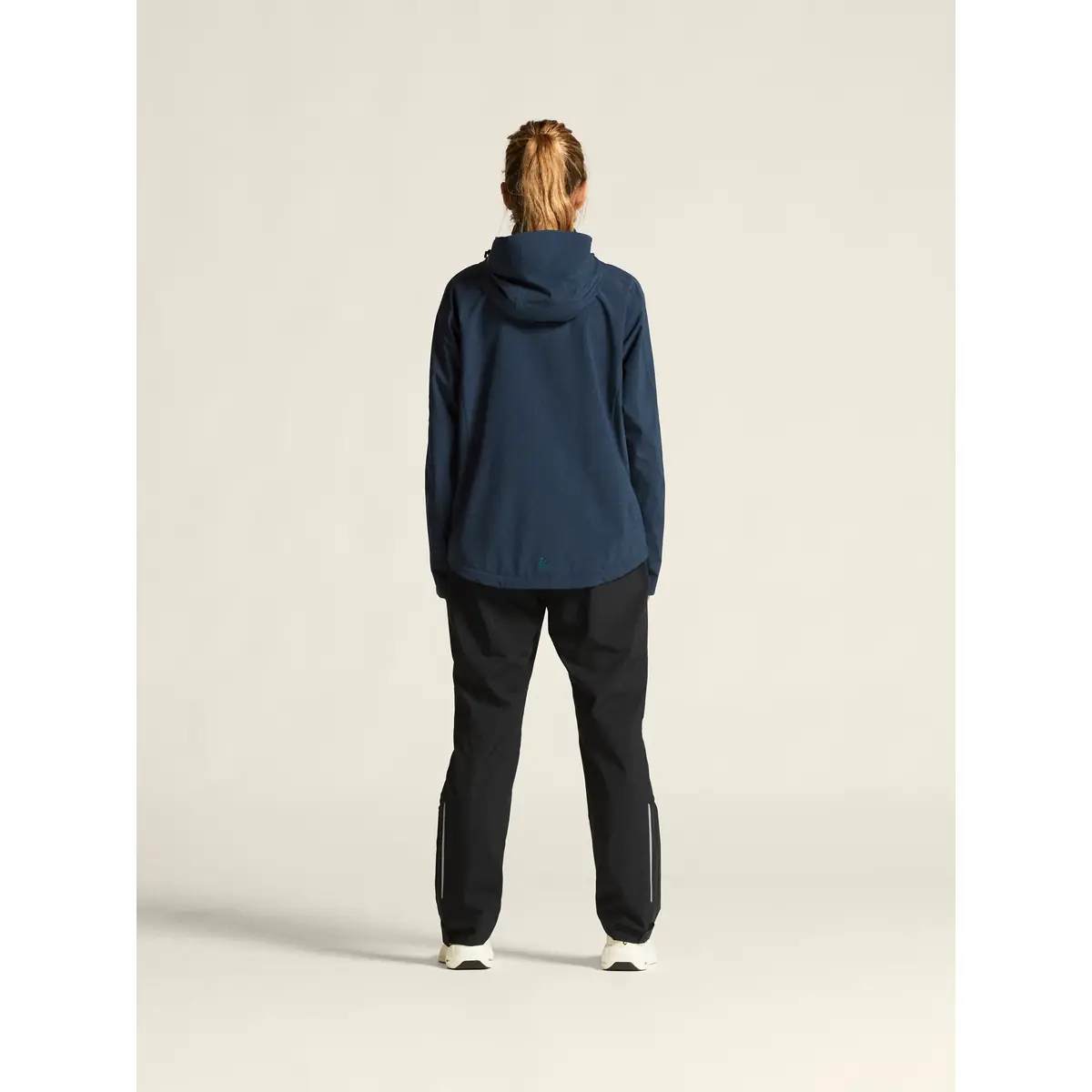 Chaqueta mujer CRAFT CORE EXPLORE SHELL JACKET 1913809 2 Chaqueta mujer CRAFT CORE EXPLORE SHELL JACKET 1913809, Blaze, con modelo, vista posterior