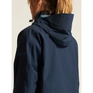 Chaqueta mujer CRAFT CORE EXPLORE SHELL JACKET 1913809, Blaze, con modelo, detalle posterior del cuello y capucha