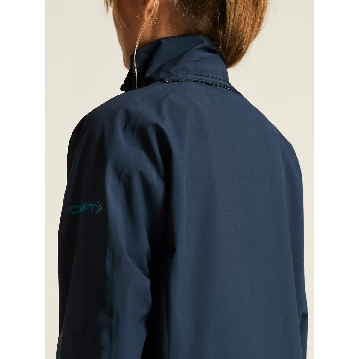 Chaqueta mujer CRAFT CORE EXPLORE SHELL JACKET 1913809 15 Chaqueta mujer CRAFT CORE EXPLORE SHELL JACKET 1913809, Blaze, con modelo, detalle del hombro