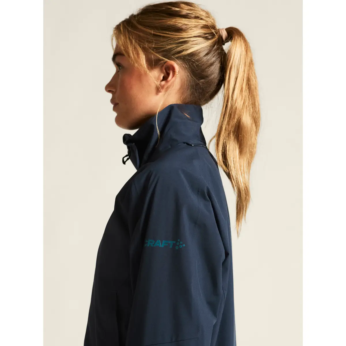 Chaqueta mujer CRAFT CORE EXPLORE SHELL JACKET 1913809 18 Chaqueta mujer CRAFT CORE EXPLORE SHELL JACKET 1913809, Blaze, con modelo, detalle del cuello