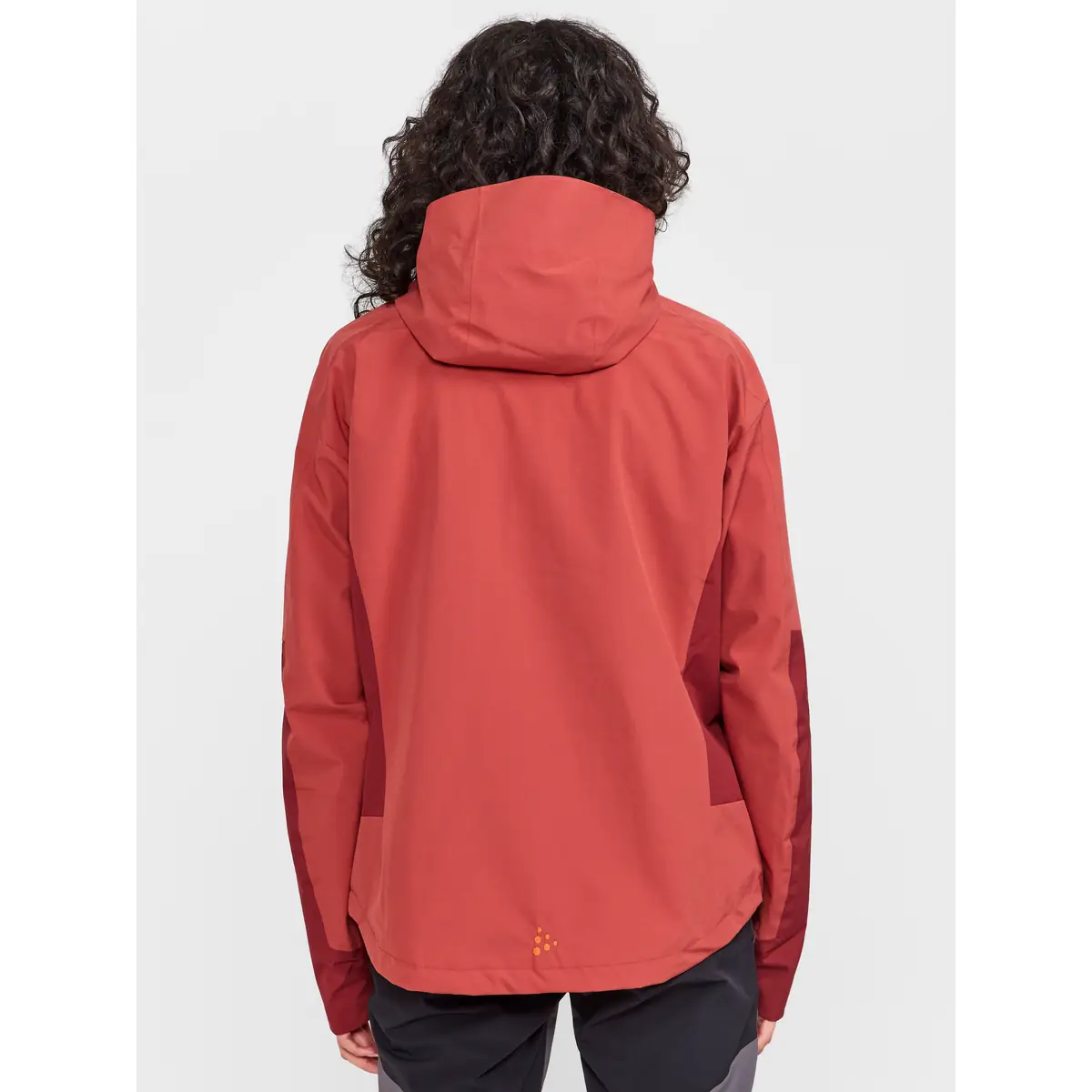 Chaqueta mujer CRAFT CORE EXPLORE SHELL JACKET 1913809 20 Chaqueta mujer CRAFT CORE EXPLORE SHELL JACKET 1913809, Rust, con modelo, vista posterior