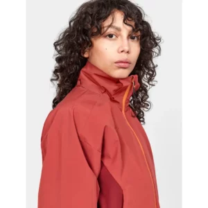 Chaqueta mujer CRAFT CORE EXPLORE SHELL JACKET 1913809, Rust, con modelo, detalle del cuello